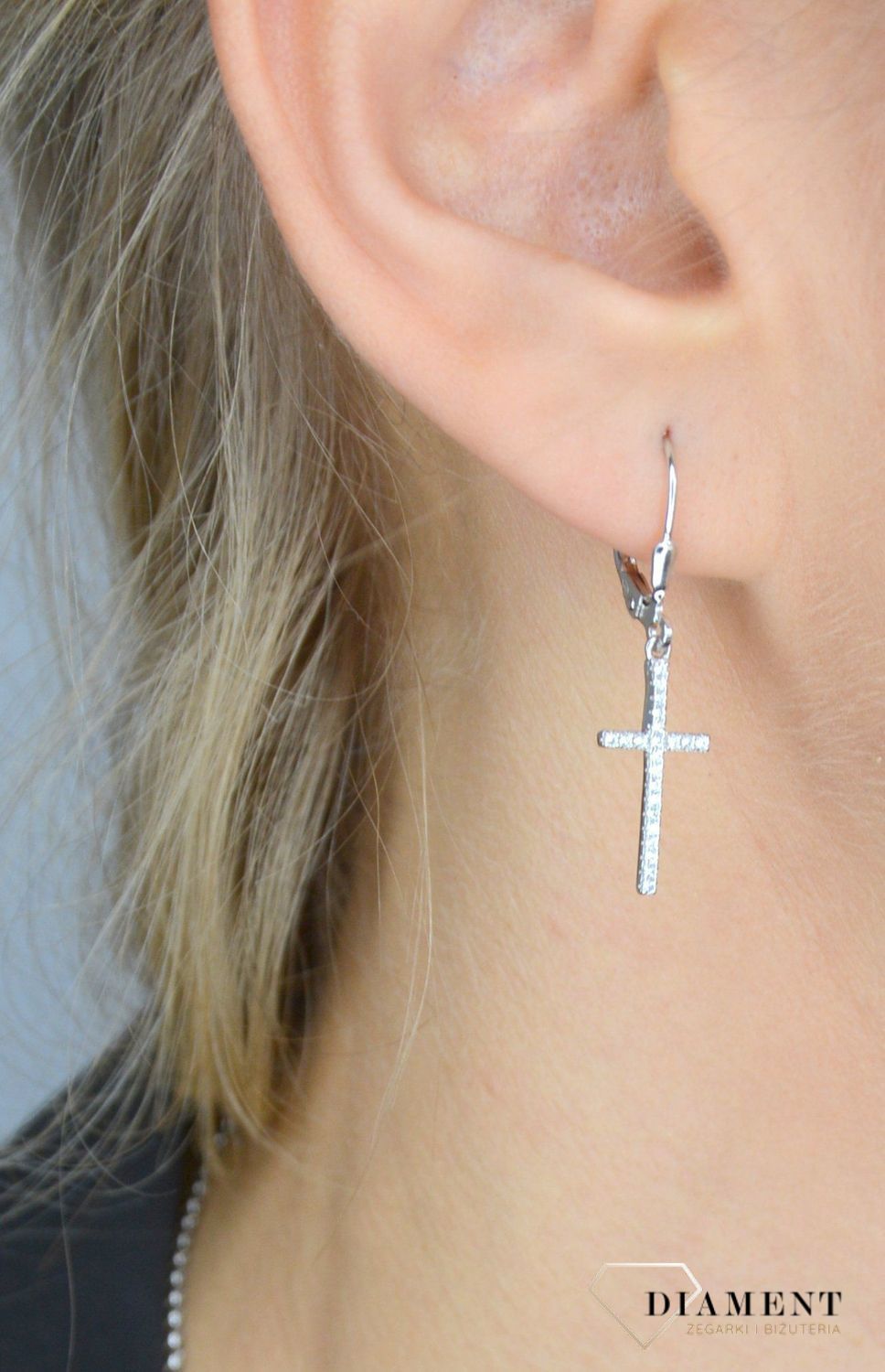 Srebrne kolczyki wiszące 925 krzyżyki, cyrkonie JMAN0573SE00 💎 Srebrne kolczyki z motywem krzyżyka ozdobionego cyrkonią.jpg