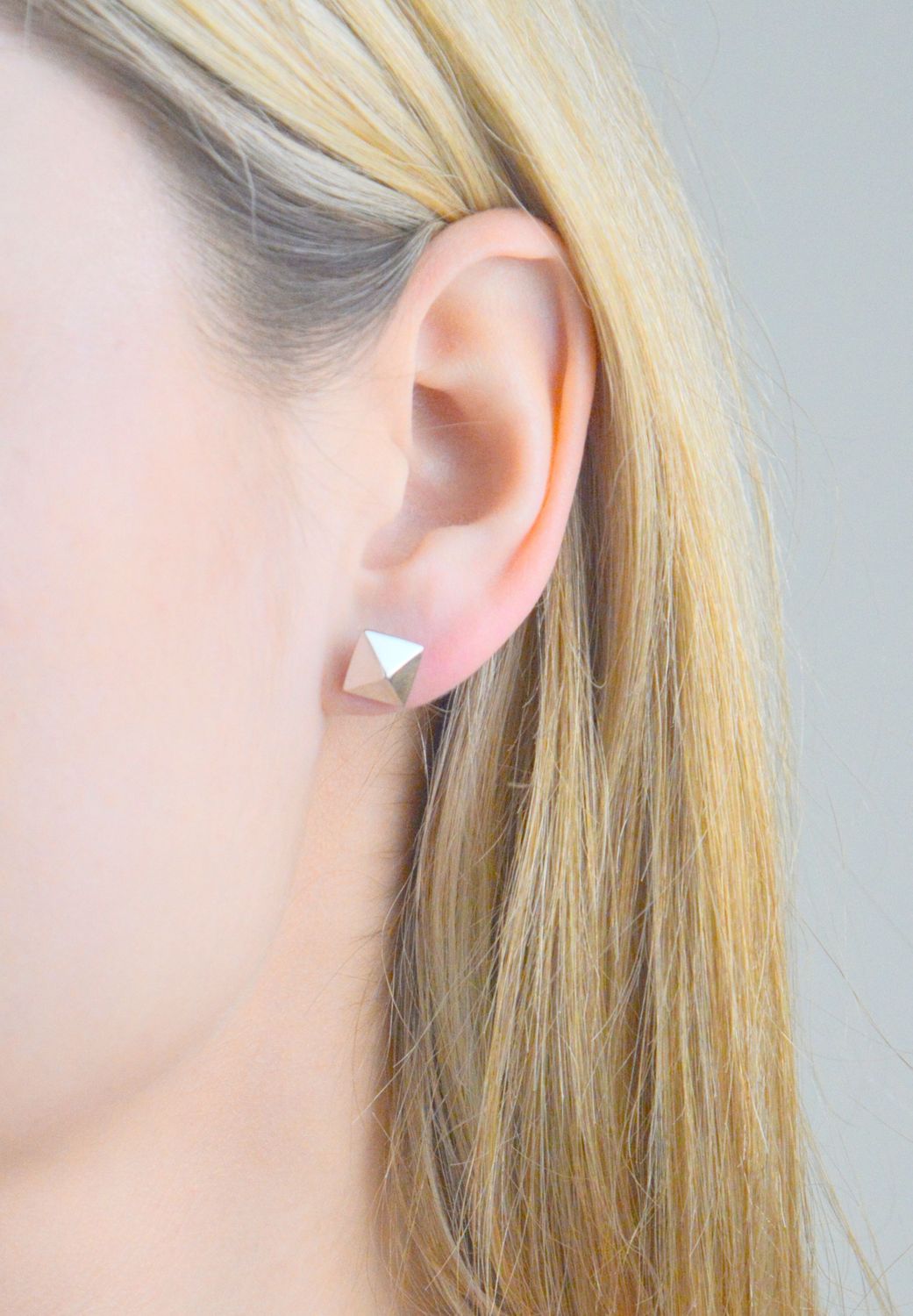 Kolczyki srebrne kwadraty próba 925, JMAN0581SE00 Srebrne kolczyki zostały wykonane z najwyższej jakości srebra próby 925. Idealny prezent dla każdej kobiety..jpg