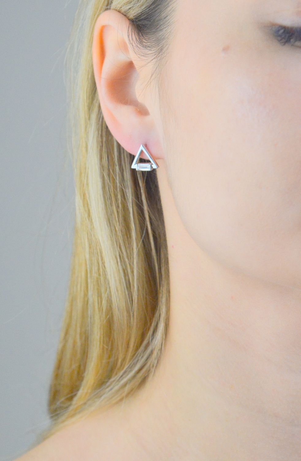 Kolczyki srebrne trójkąty prób 925, JMAN0583SE00 Srebrne kolczyki zostały wykonane z najwyższej jakości srebra próby 925. Idealny prezent dla każdej kobiety..jpg