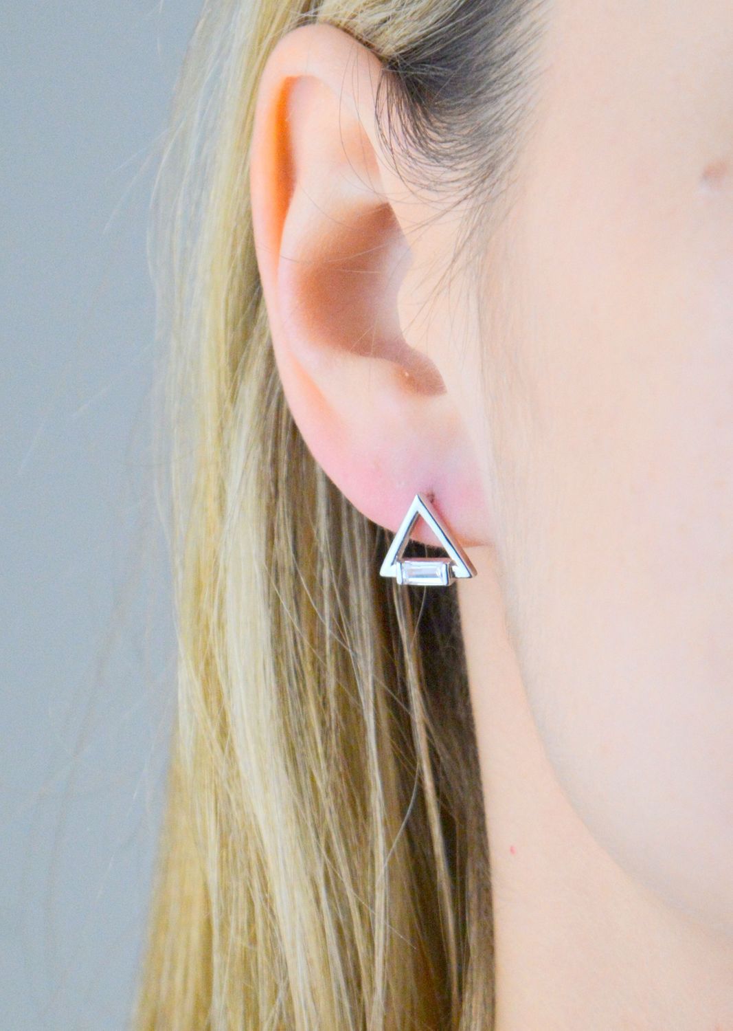 Kolczyki srebrne trójkąty prób 925, JMAN0583SE00 Srebrne kolczyki zostały wykonane z najwyższej jakości srebra próby 925. Idealny prezent dla każdej kobiety..jpg