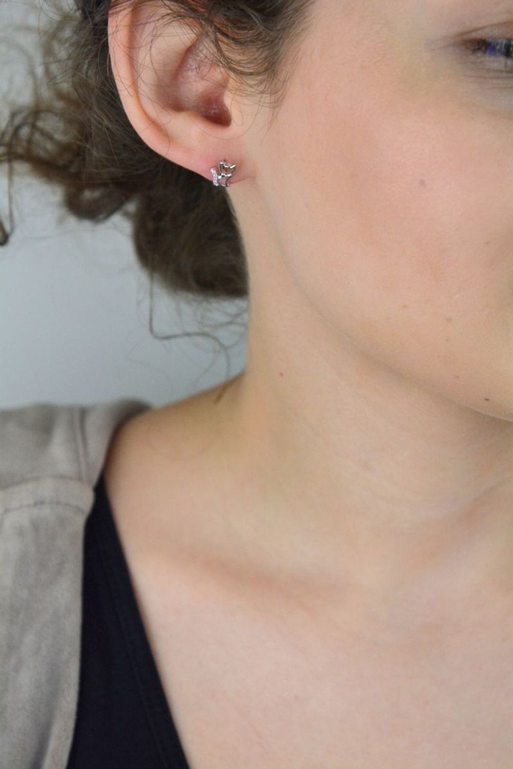 Kolczyki dziecięce srebrne 925 JMAN0585PE00 – urocze kotki z różową cyrkonią. Bezpieczne, lekkie i idealne dla dziewczynek. Zapięcie na sztyft, doskonałe na prezent!1.jpg