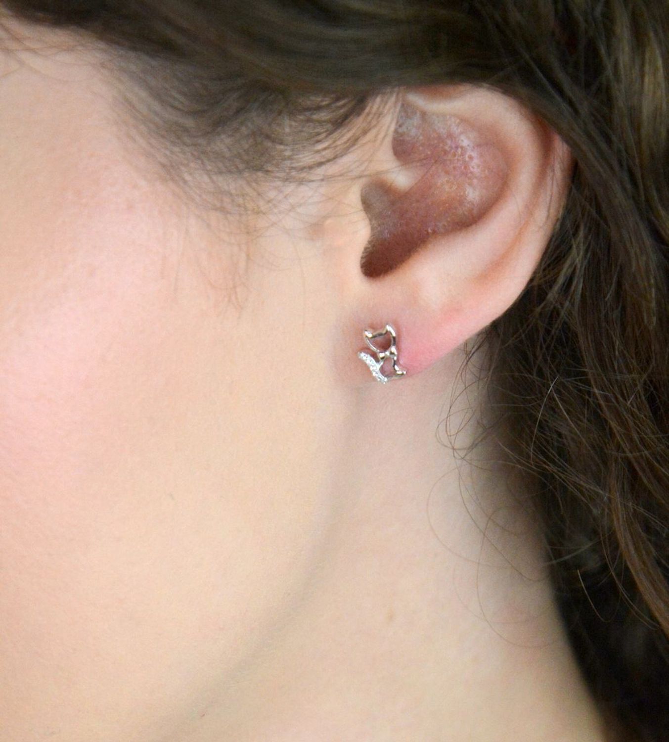 Srebrne kolczyki MINET w kształcie kotów z białymi cyrkoniami. Delikatne, kobiece i oryginalne. Wykonane z rodowanego srebra próby 925. Model JMAN0585SE00 – idealne na prezent.1.jpg