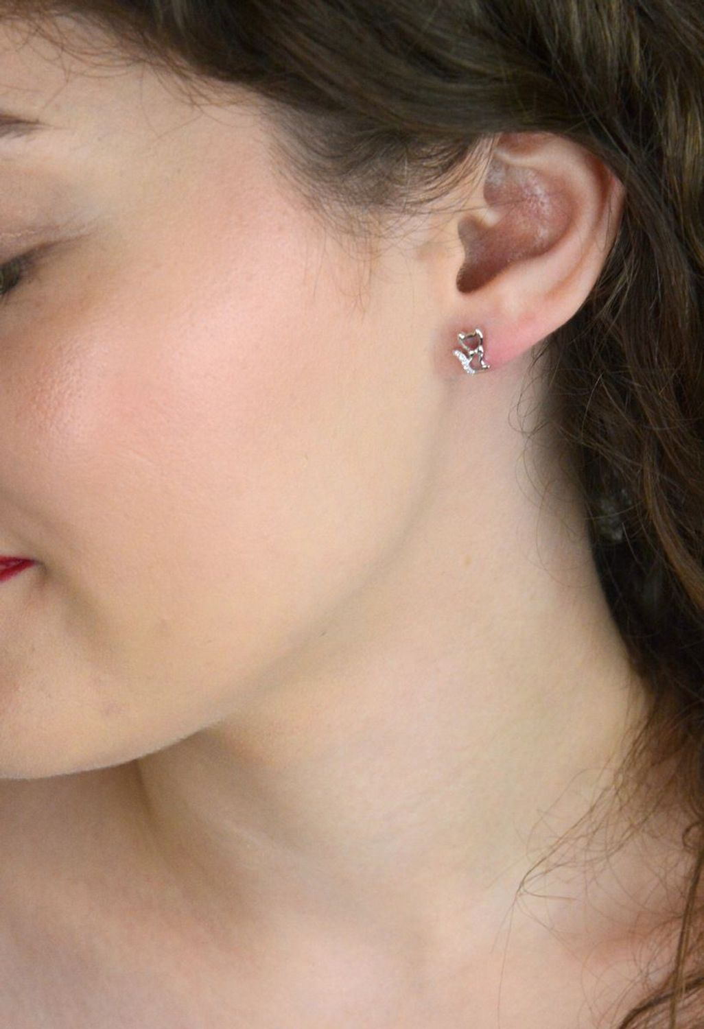 Srebrne kolczyki MINET w kształcie kotów z białymi cyrkoniami. Delikatne, kobiece i oryginalne. Wykonane z rodowanego srebra próby 925. Model JMAN0585SE00 – idealne na prezent.1.jpg