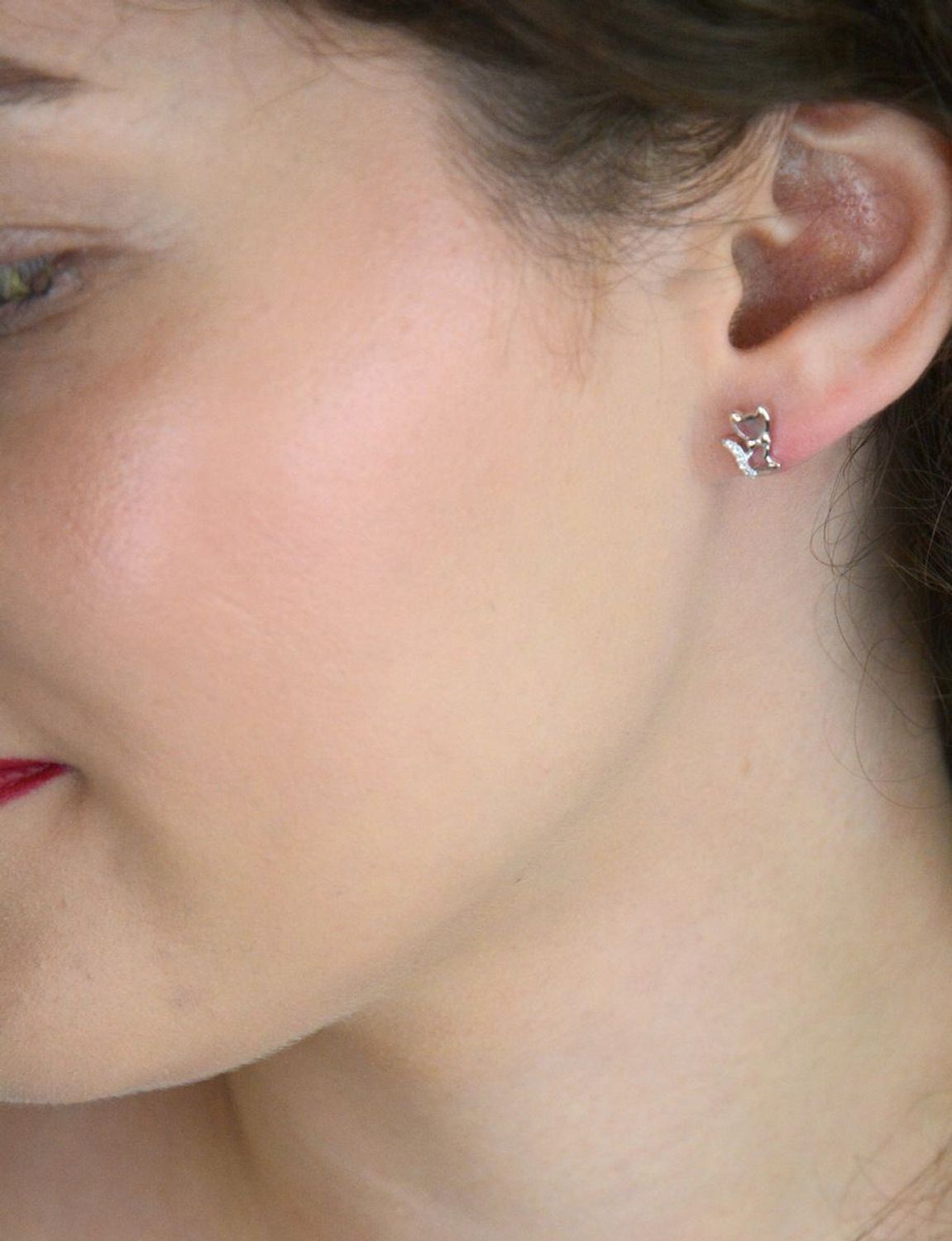 Srebrne kolczyki MINET w kształcie kotów z białymi cyrkoniami. Delikatne, kobiece i oryginalne. Wykonane z rodowanego srebra próby 925. Model JMAN0585SE00 – idealne na prezent.1.jpg