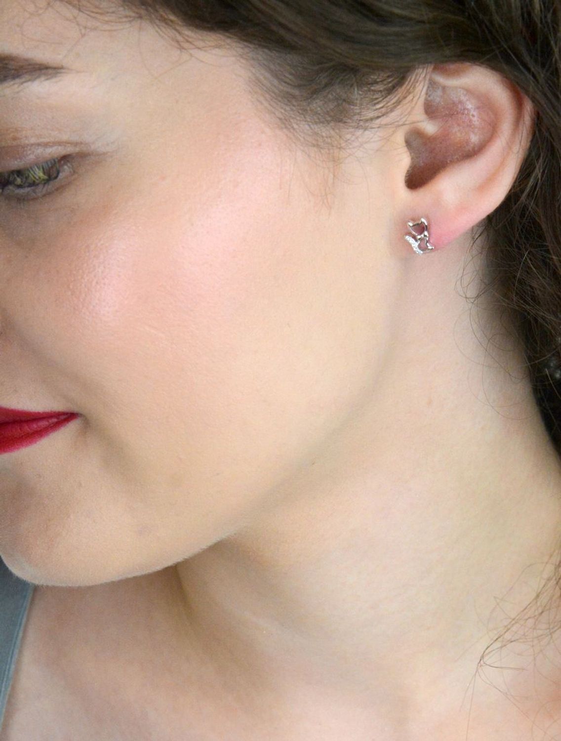 Srebrne kolczyki MINET w kształcie kotów z białymi cyrkoniami. Delikatne, kobiece i oryginalne. Wykonane z rodowanego srebra próby 925. Model JMAN0585SE00 – idealne na prezent.1.jpg