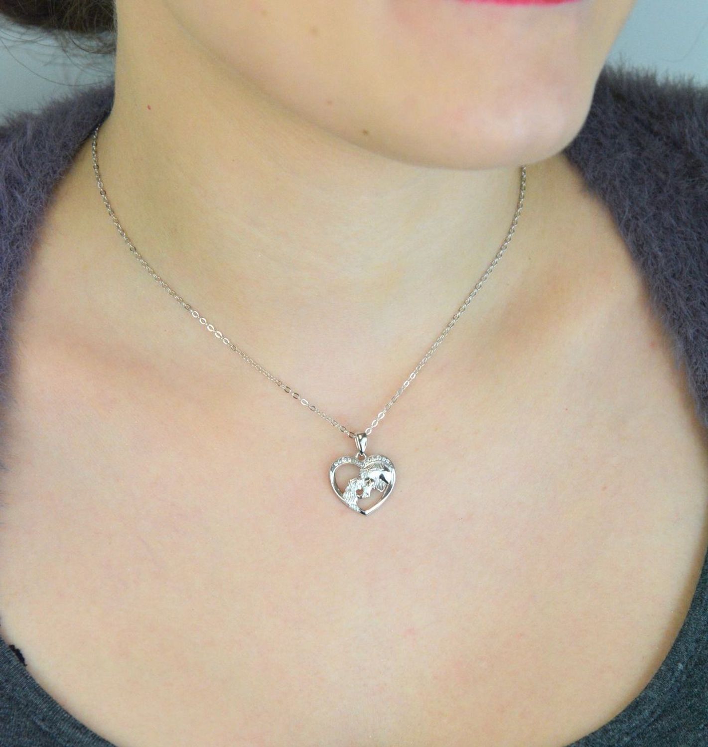 Elegancki naszyjnik srebrny MINET JMAN0590SN45 z motywem dziewczynki i konia, ozdobiony białymi cyrkoniami. Wykonany ze srebra próby 925, rodowany, długość łańcuszka 45 cm, zawieszka 17x22 mm, 1.jpg