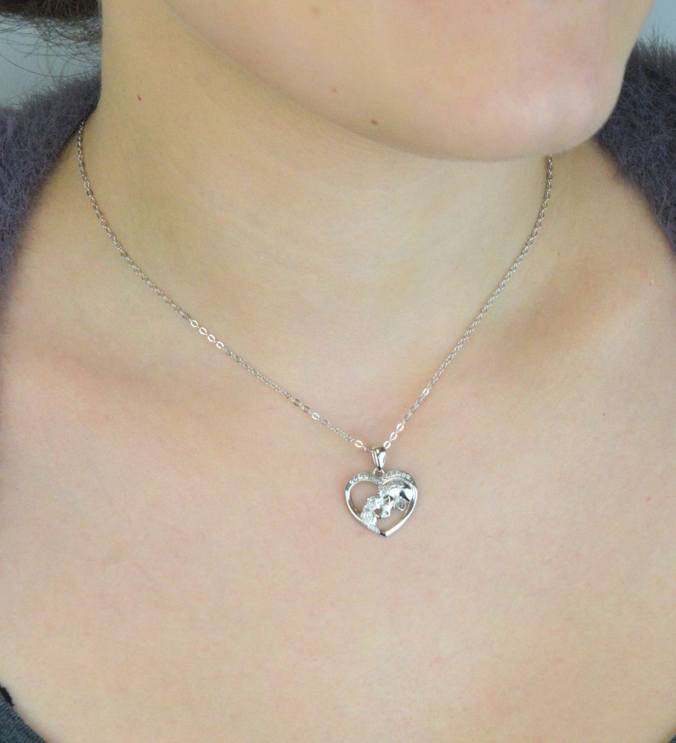 Elegancki naszyjnik srebrny MINET JMAN0590SN45 z motywem dziewczynki i konia, ozdobiony białymi cyrkoniami. Wykonany ze srebra próby 925, rodowany, długość łańcuszka 45 cm, zawieszka 17x22 mm, 1.jpg