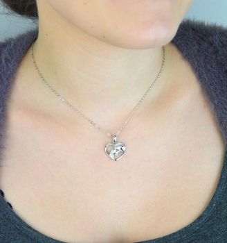 Elegancki naszyjnik srebrny MINET JMAN0590SN45 z motywem dziewczynki i konia, ozdobiony białymi cyrkoniami. Wykonany ze srebra próby 925, rodowany, długość łańcuszka 45 cm, zawieszka 17x22 mm, waga 3,45 g. Idealny prezent .JPG