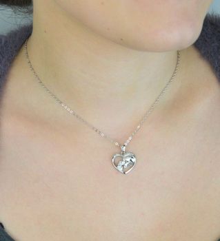 Elegancki naszyjnik srebrny MINET JMAN0590SN45 z motywem dziewczynki i konia, ozdobiony białymi cyrkoniami. Wykonany ze srebra próby 925, rodowany, długość łańcuszka 45 cm, zawieszka 17x22 mm, waga 3,45 g. Idealny prezent i  (1).JPG