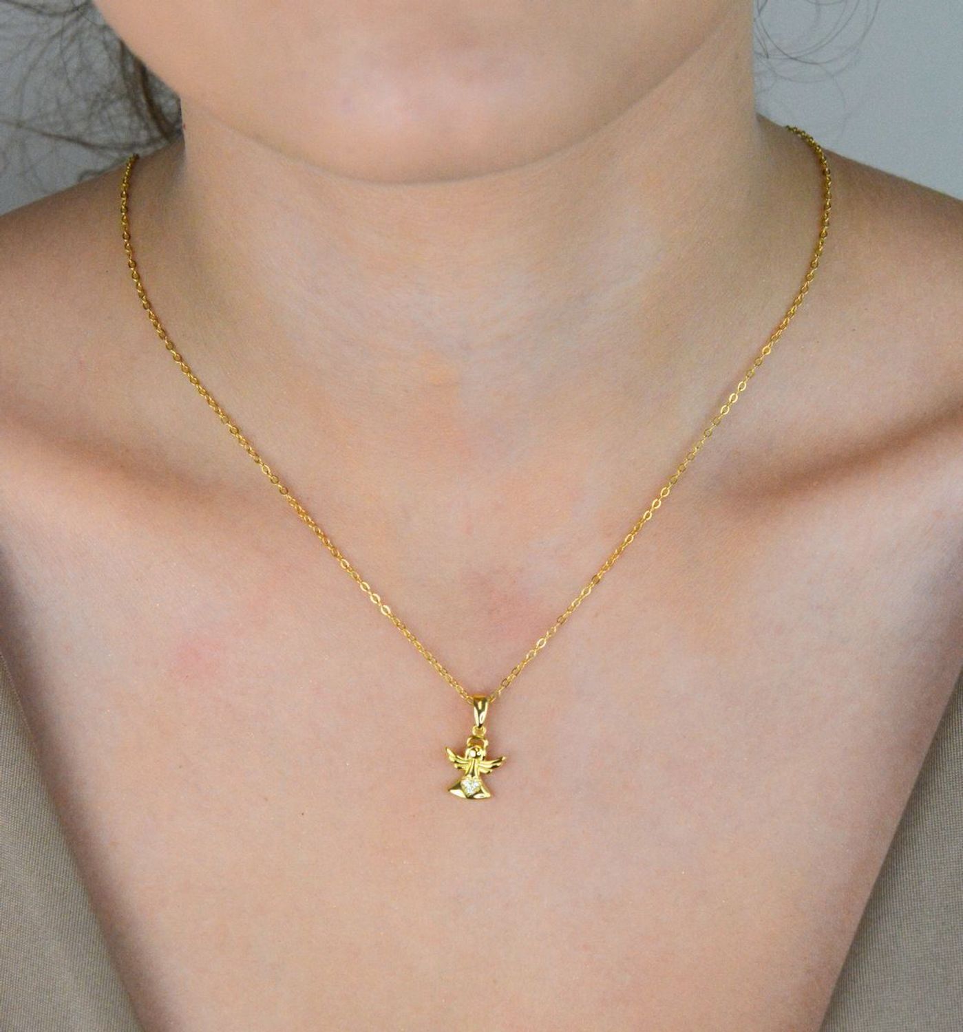 Pozłacany srebrny naszyjnik MINET z aniołkiem i białymi cyrkoniami. Delikatna biżuteria srebro 925, długość 45 cm. Idealny na prezent i codzienne noszenie.1.jpg