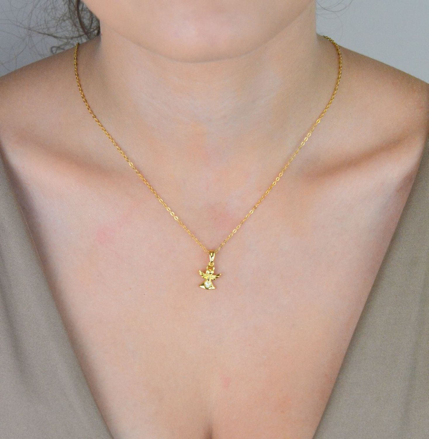 Pozłacany srebrny naszyjnik MINET z aniołkiem i białymi cyrkoniami. Delikatna biżuteria srebro 925, długość 45 cm. Idealny na prezent i codzienne noszenie.1.jpg