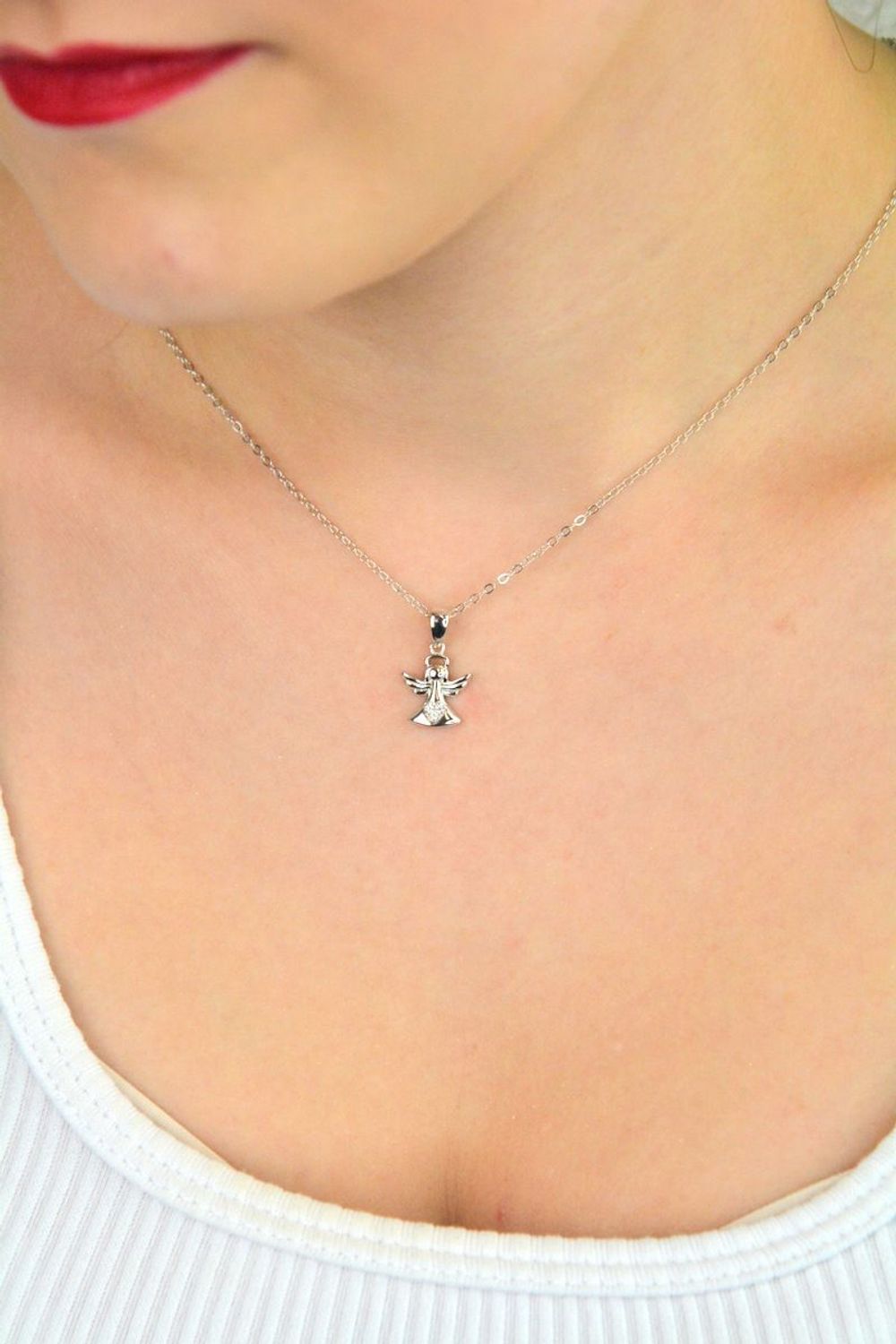 MINET srebrny naszyjnik z zawieszką anioła i białymi cyrkoniami. Wykonany z rodowanego srebra próby 925, długość 45 cm. Symboliczna i elegancka biżuteria na prezent.1.jpg