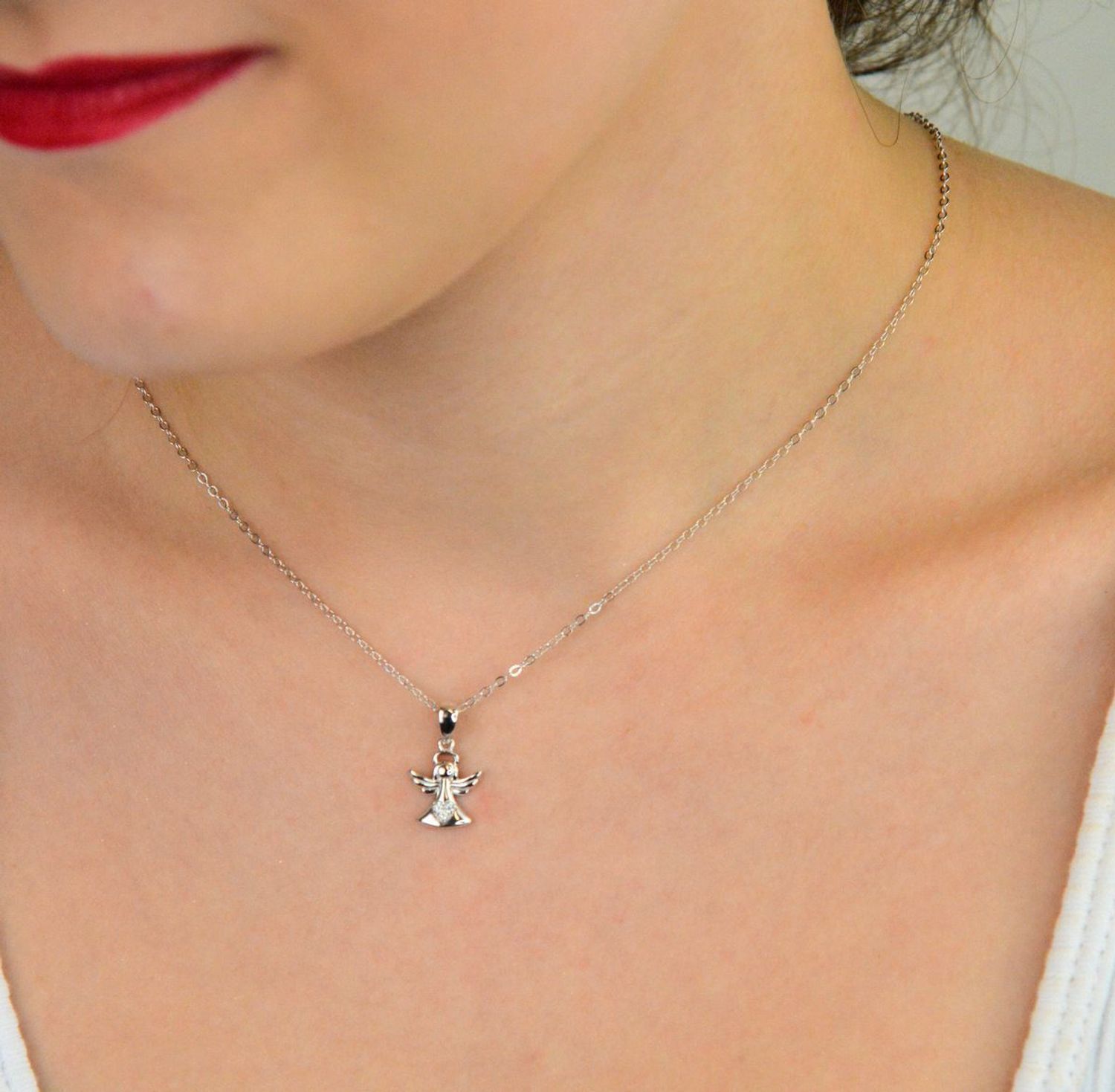 MINET srebrny naszyjnik z zawieszką anioła i białymi cyrkoniami. Wykonany z rodowanego srebra próby 925, długość 45 cm. Symboliczna i elegancka biżuteria na prezent.1.jpg