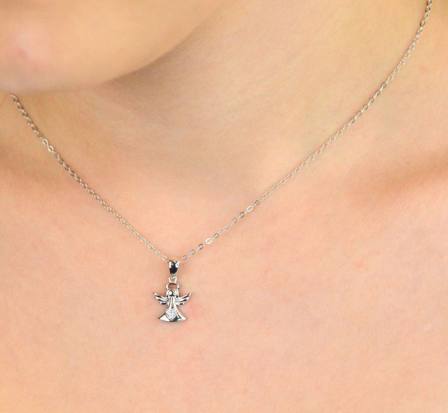MINET srebrny naszyjnik z zawieszką anioła i białymi cyrkoniami. Wykonany z rodowanego srebra próby 925, długość 45 cm. Symboliczna i elegancka biżuteria na prezent.1.jpg