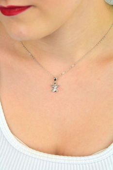 MINET srebrny naszyjnik z zawieszką anioła i białymi cyrkoniami. Wykonany z rodowanego srebra próby 925, długość 45 cm. Symboliczna i elegancka biżuteria na prezent (1).JPG