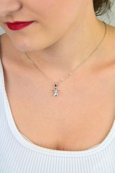 MINET srebrny naszyjnik z zawieszką anioła i białymi cyrkoniami. Wykonany z rodowanego srebra próby 925, długość 45 cm. Symboliczna i elegancka biżuteria na prezent (5).JPG