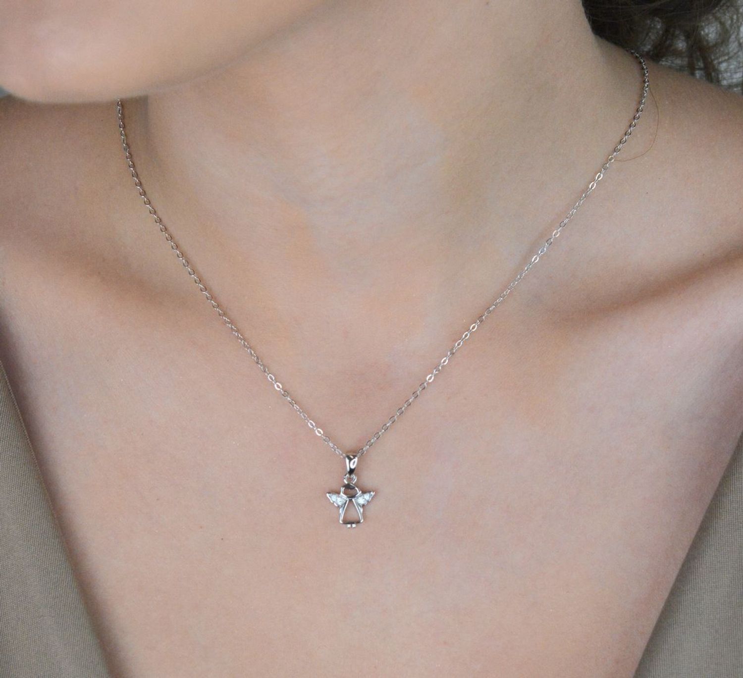 Srebrny naszyjnik MINET z zawieszką anioła ozdobioną cyrkoniami. Wykonany z rodowanego srebra Ag 925. Idealny na co dzień i jako prezent z przesłaniem.1.jpg