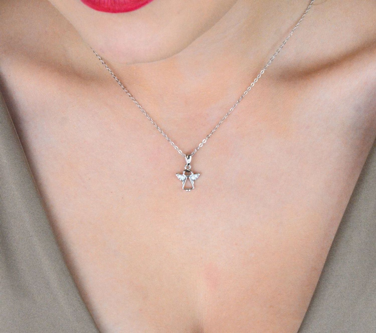 Srebrny naszyjnik MINET z zawieszką anioła ozdobioną cyrkoniami. Wykonany z rodowanego srebra Ag 925. Idealny na co dzień i jako prezent z przesłaniem.1.jpg