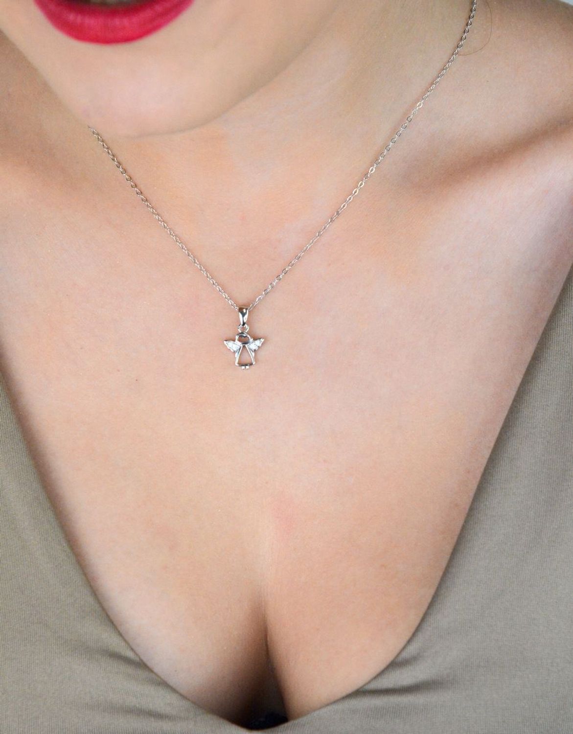 Srebrny naszyjnik MINET z zawieszką anioła ozdobioną cyrkoniami. Wykonany z rodowanego srebra Ag 925. Idealny na co dzień i jako prezent z przesłaniem.1.jpg