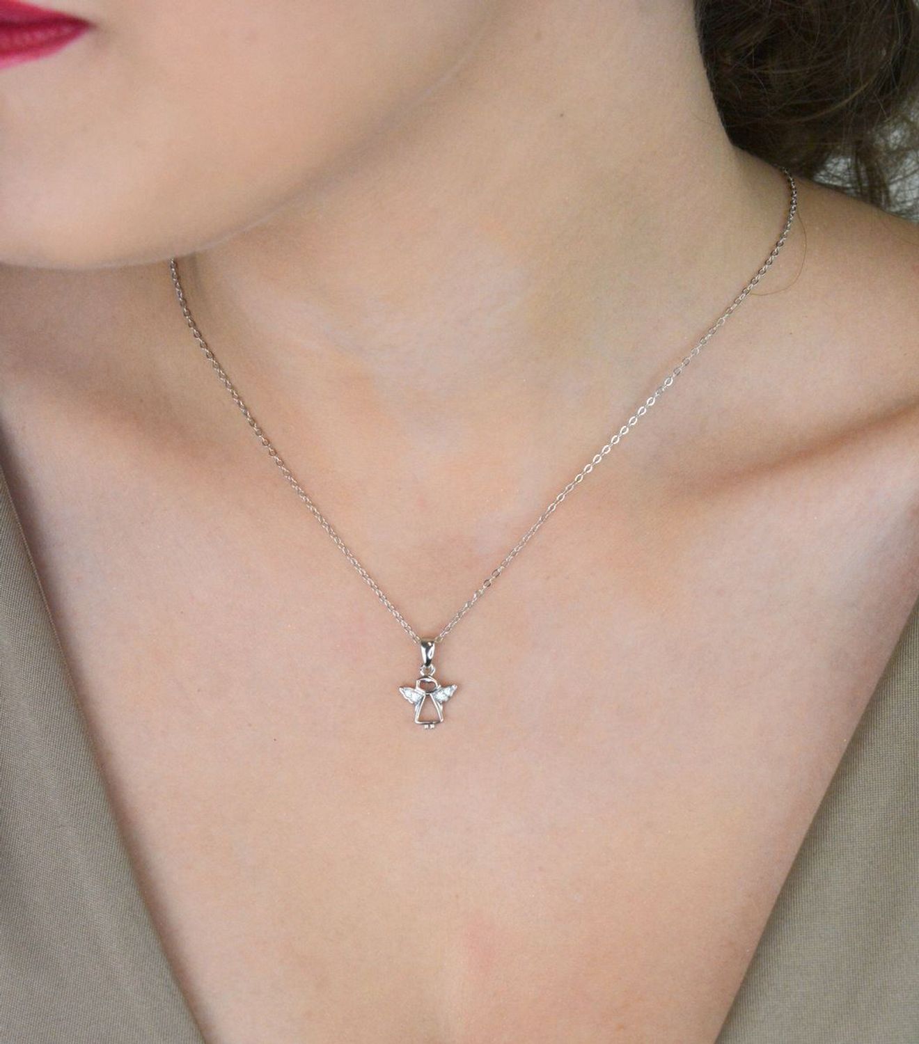 Srebrny naszyjnik MINET z zawieszką anioła ozdobioną cyrkoniami. Wykonany z rodowanego srebra Ag 925. Idealny na co dzień i jako prezent z przesłaniem.1.jpg