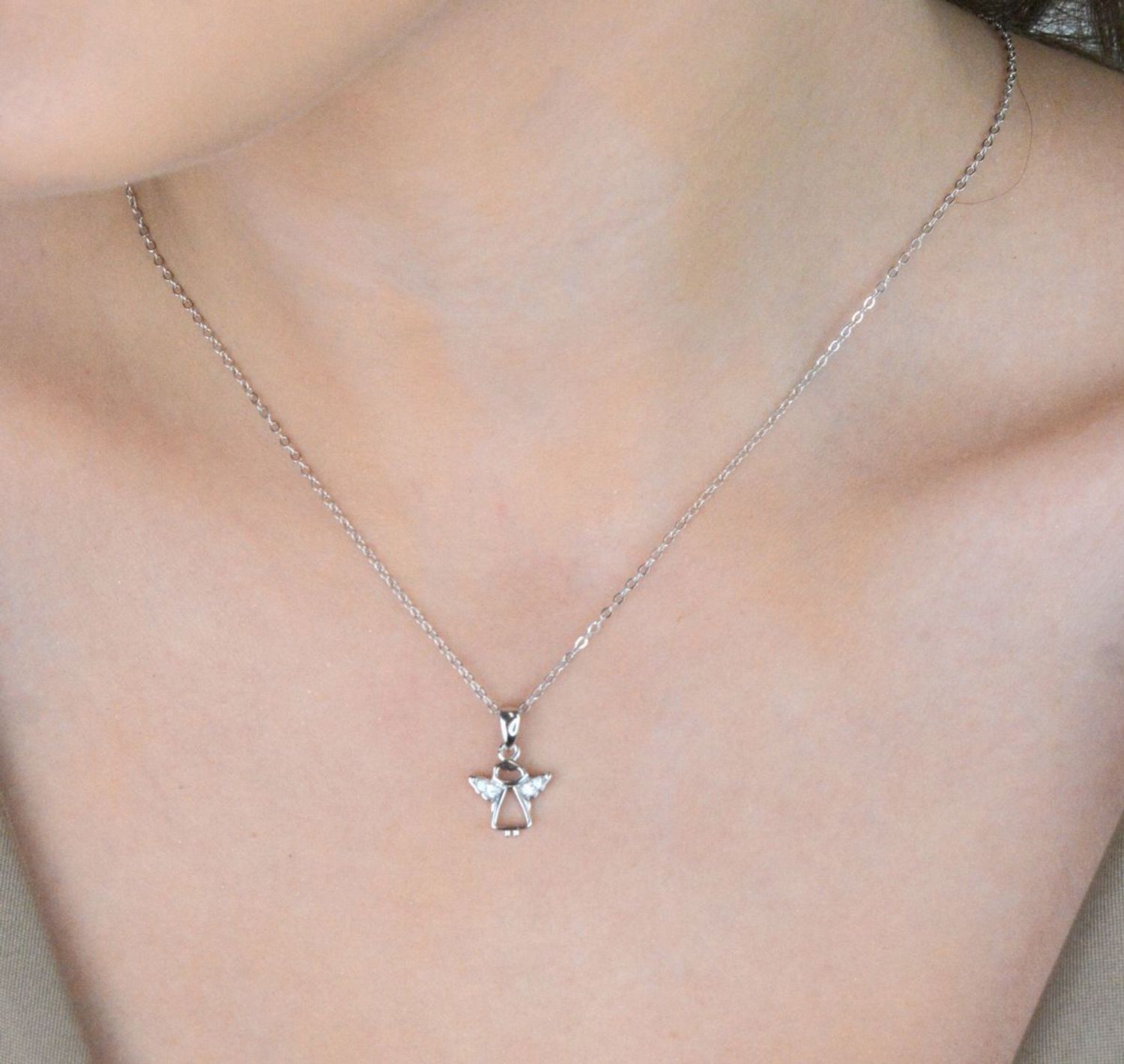 Srebrny naszyjnik MINET z zawieszką anioła ozdobioną cyrkoniami. Wykonany z rodowanego srebra Ag 925. Idealny na co dzień i jako prezent z przesłaniem.1.jpg