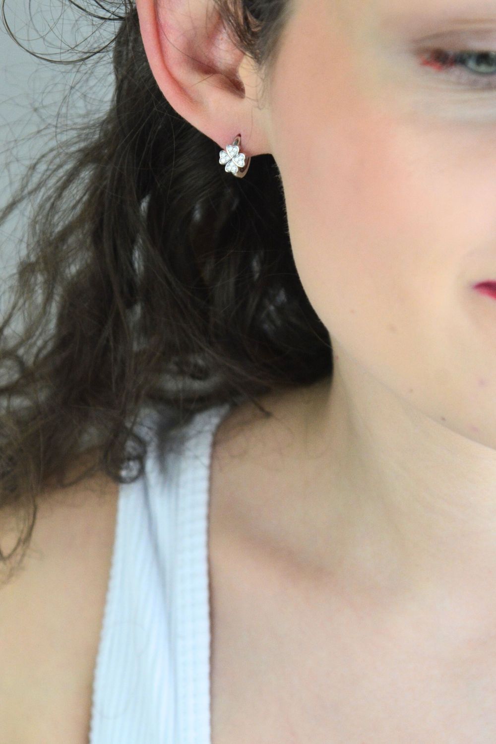 Kolczyki srebrne MINET w kształcie koniczyny, zdobione białymi cyrkoniami. Wykonane ze srebra próby 925, rodowane, zapięcie na zatrzask. Średnica 12 mm, waga 2,6 g.1.jpg