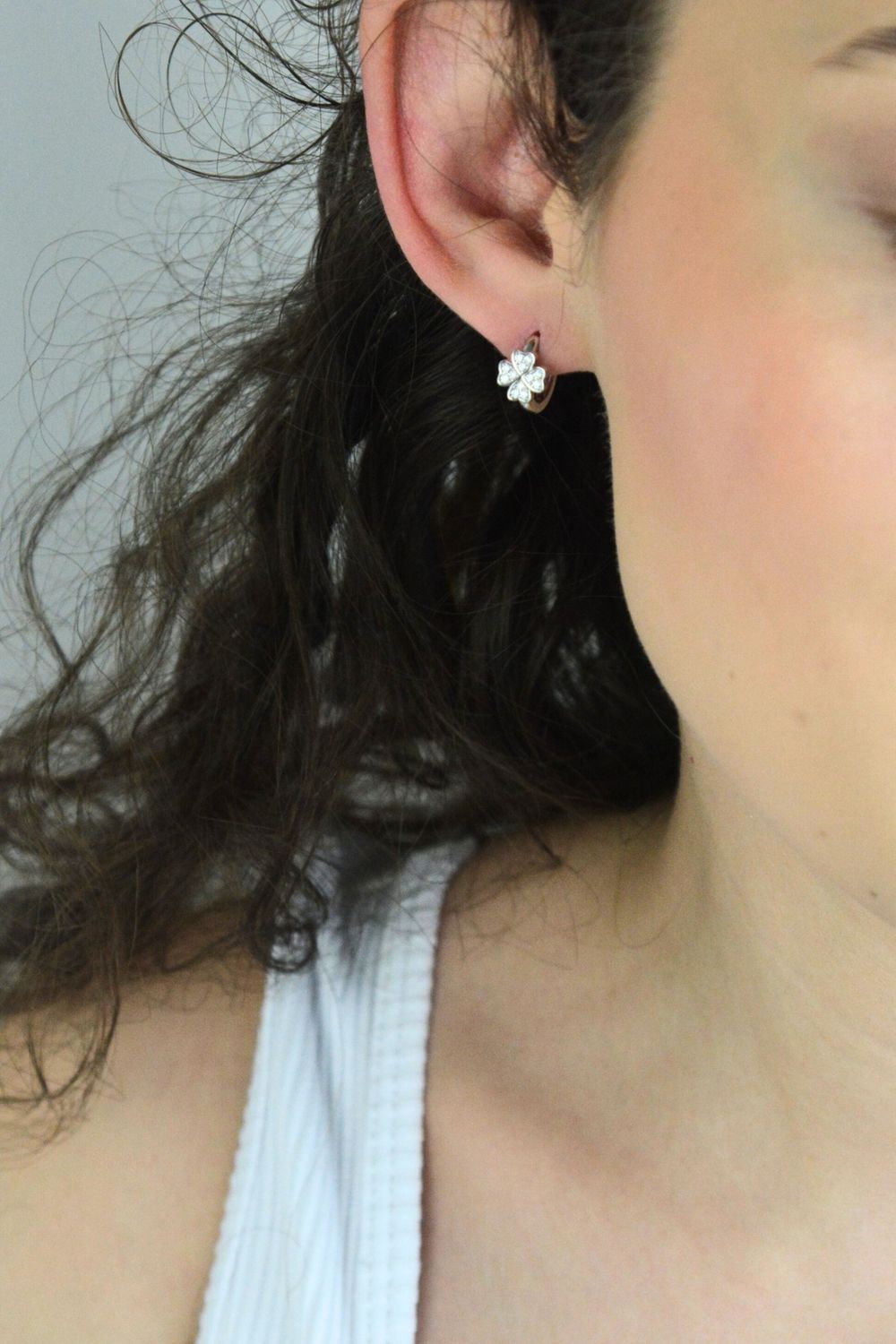 Kolczyki srebrne MINET w kształcie koniczyny, zdobione białymi cyrkoniami. Wykonane ze srebra próby 925, rodowane, zapięcie na zatrzask. Średnica 12 mm, waga 2,6 g.1.jpg