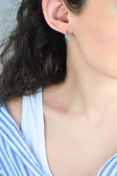 MINET Srebrne kolczyki koniczynki – zielone cyrkonie, srebro 925 (3).jpg