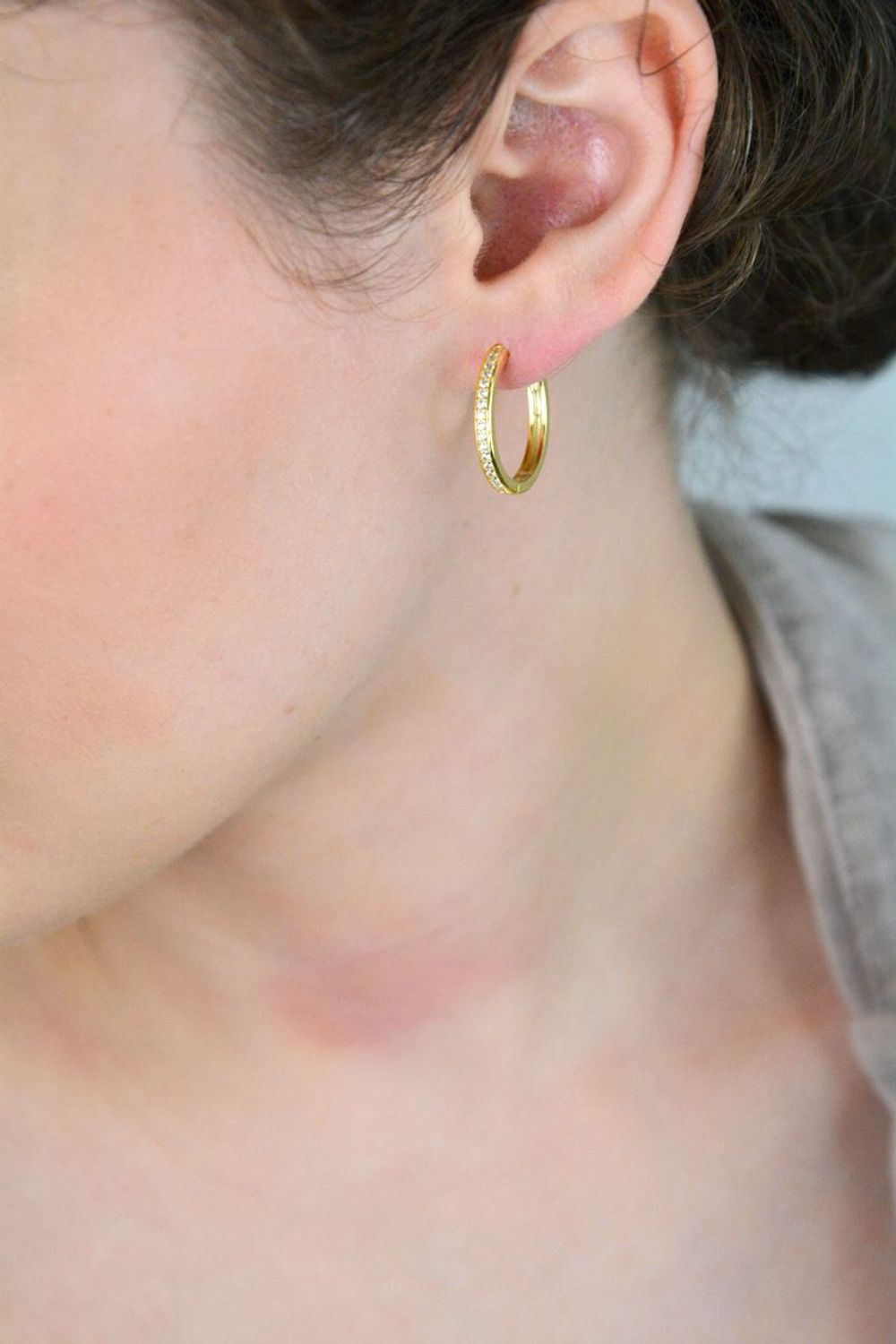 Pozłacane srebrne kolczyki kwadratowe marki MINET z białymi cyrkoniami. Delikatny design, trwałe złocenie 14K i rodowanie. Idealne na każdą okazję.1.jpg