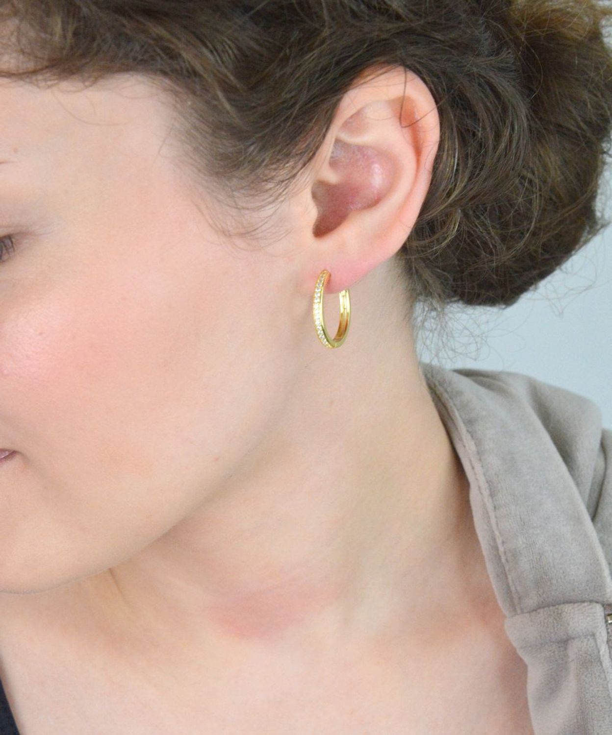 Pozłacane srebrne kolczyki kwadratowe marki MINET z białymi cyrkoniami. Delikatny design, trwałe złocenie 14K i rodowanie. Idealne na każdą okazję.1.jpg