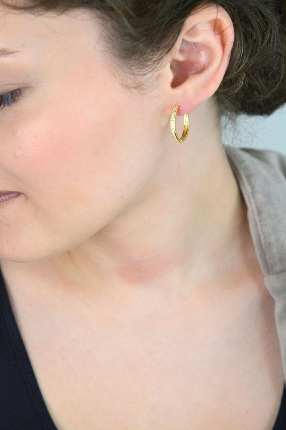 Pozłacane srebrne kolczyki kwadratowe marki MINET z białymi cyrkoniami. Delikatny design, trwałe złocenie 14K i rodowanie. Idealne na każdą okazję.1.jpg