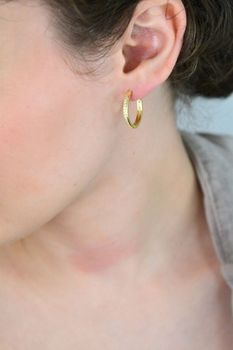 Pozłacane srebrne kolczyki kwadratowe marki MINET z białymi cyrkoniami. Delikatny design, trwałe złocenie 14K i rodowanie. Idealne na każdą okazję (1).JPG