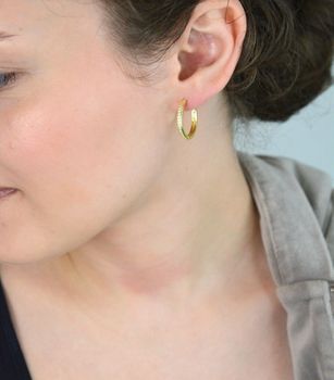 Pozłacane srebrne kolczyki kwadratowe marki MINET z białymi cyrkoniami. Delikatny design, trwałe złocenie 14K i rodowanie. Idealne na każdą okazję (2).JPG
