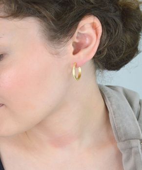 Pozłacane srebrne kolczyki kwadratowe marki MINET z białymi cyrkoniami. Delikatny design, trwałe złocenie 14K i rodowanie. Idealne na każdą okazję (3).JPG