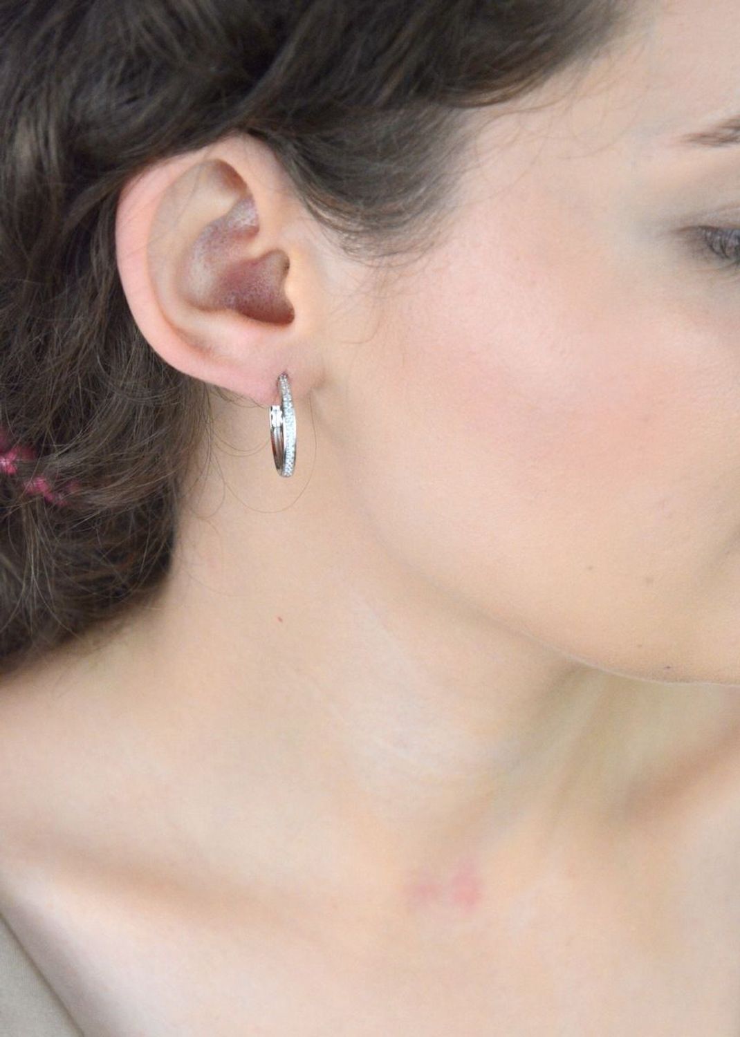 Nowoczesne kolczyki MINET w kształcie kwadratowych kół (20 mm), wykonane ze srebra rodowanego 925 i ozdobione białymi cyrkoniami. Idealne na co dzień i na wieczór.1.jpg