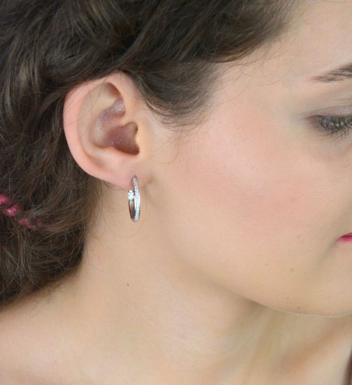 Nowoczesne kolczyki MINET w kształcie kwadratowych kół (20 mm), wykonane ze srebra rodowanego 925 i ozdobione białymi cyrkoniami. Idealne na co dzień i na wieczór.1.jpg