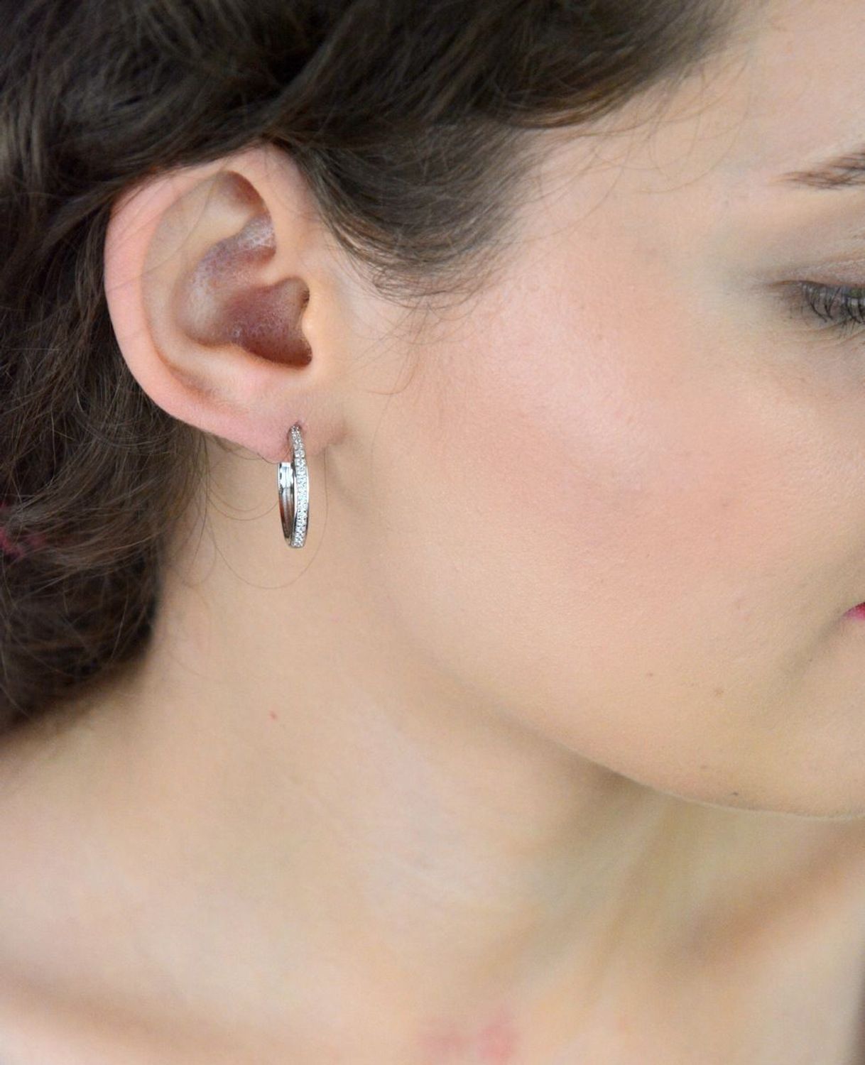 Nowoczesne kolczyki MINET w kształcie kwadratowych kół (20 mm), wykonane ze srebra rodowanego 925 i ozdobione białymi cyrkoniami. Idealne na co dzień i na wieczór.1.jpg