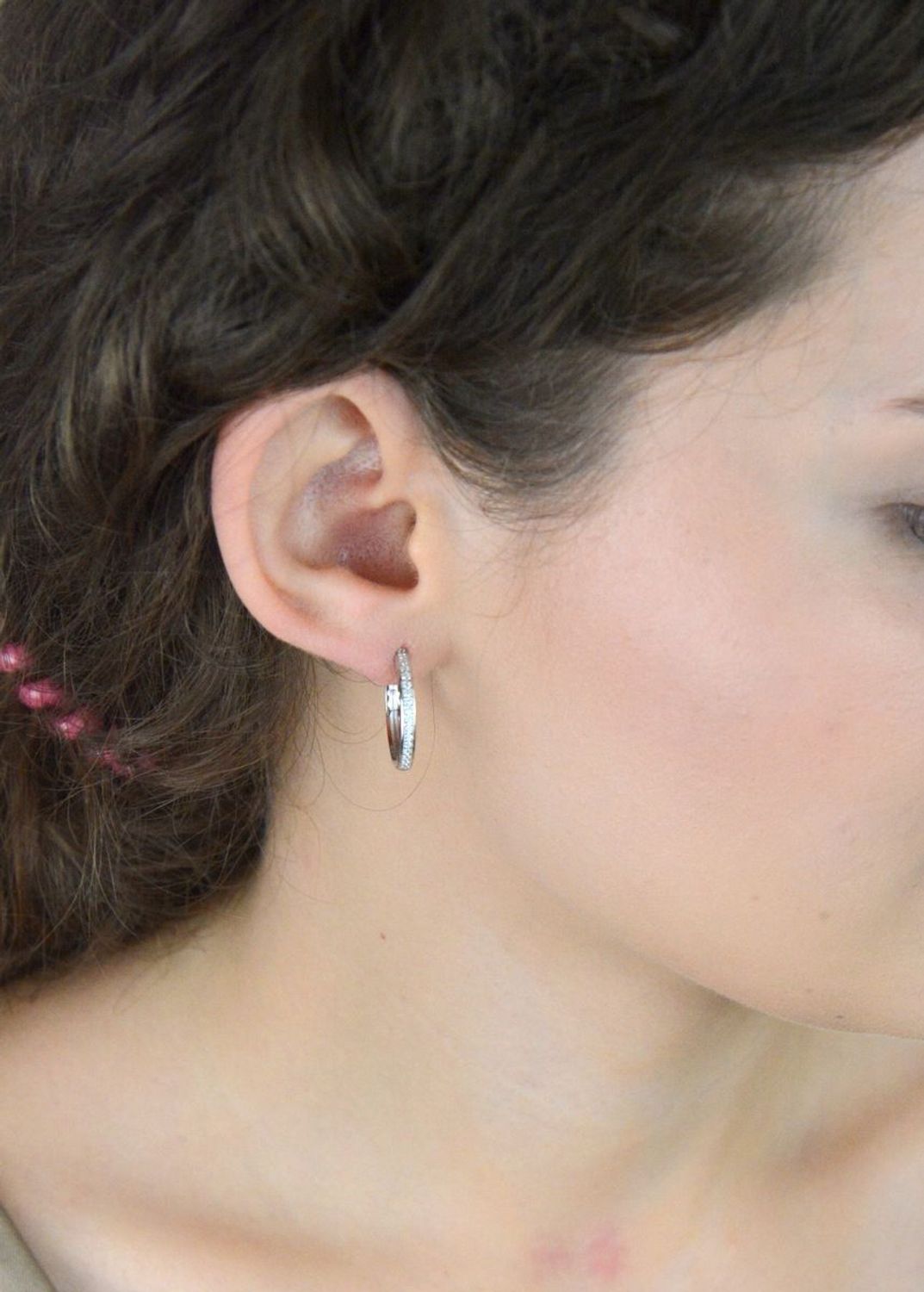 Nowoczesne kolczyki MINET w kształcie kwadratowych kół (20 mm), wykonane ze srebra rodowanego 925 i ozdobione białymi cyrkoniami. Idealne na co dzień i na wieczór.1.jpg