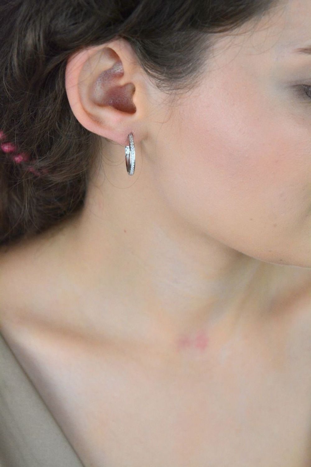 Nowoczesne kolczyki MINET w kształcie kwadratowych kół (20 mm), wykonane ze srebra rodowanego 925 i ozdobione białymi cyrkoniami. Idealne na co dzień i na wieczór.1.jpg