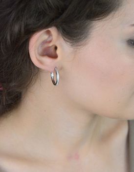 Nowoczesne kolczyki MINET w kształcie kwadratowych kół (20 mm), wykonane ze srebra rodowanego 925 i ozdobione białymi cyrkoniami. Idealne na co dzień i na wieczór (1).JPG