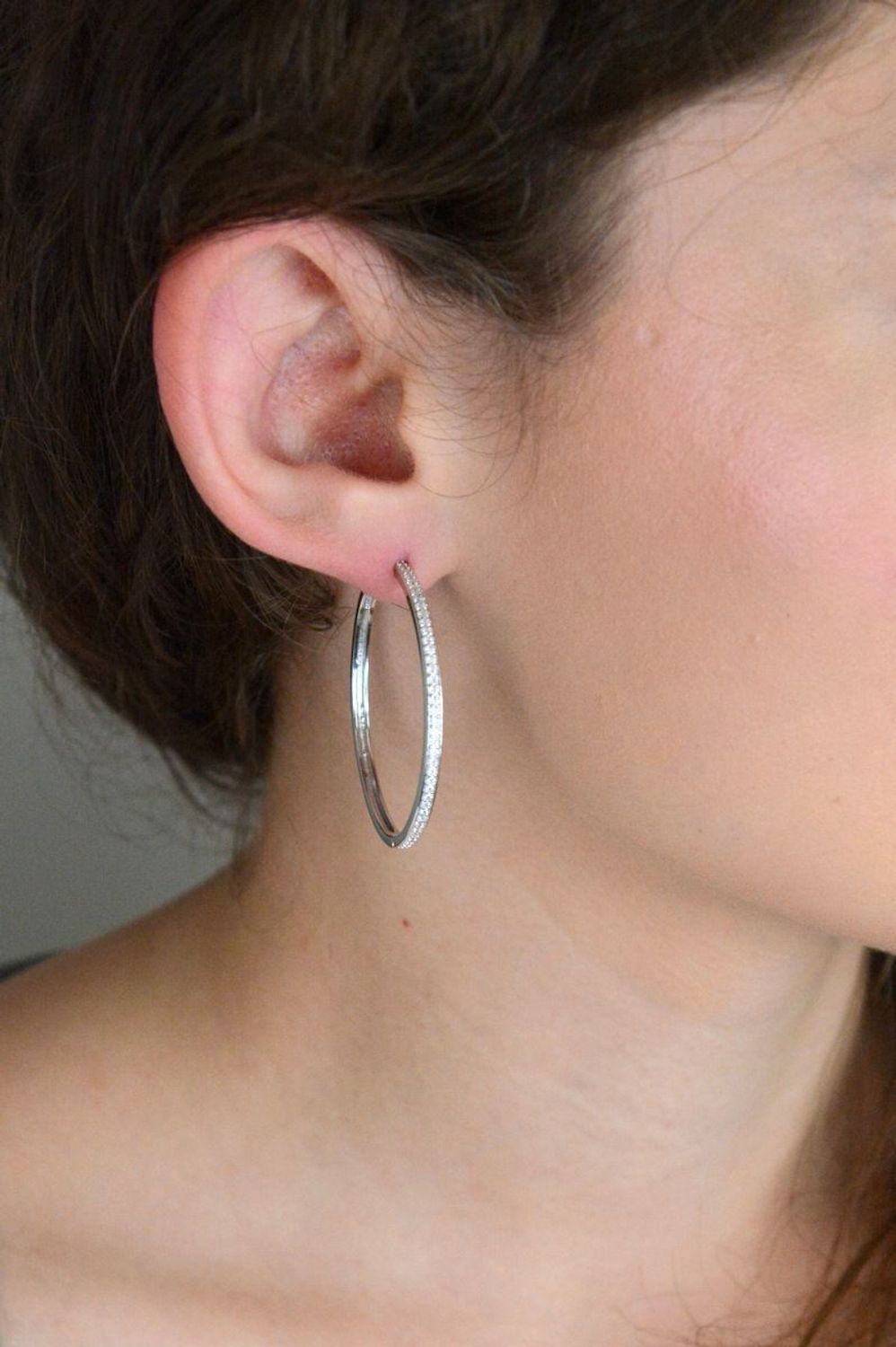 Srebrne kolczyki MINET w formie kwadratowych kół o średnicy 4 cm, ozdobione białymi cyrkoniami. Wykonane z rodowanego srebra 925 – idealne na co dzień i na specjalne okazje.1.jpg