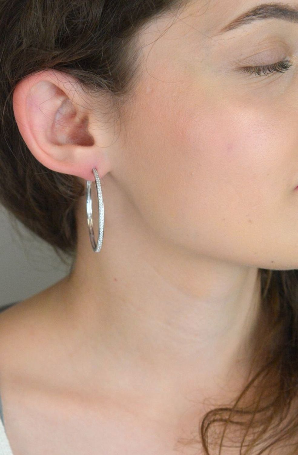 Srebrne kolczyki MINET w formie kwadratowych kół o średnicy 4 cm, ozdobione białymi cyrkoniami. Wykonane z rodowanego srebra 925 – idealne na co dzień i na specjalne okazje.1.jpg