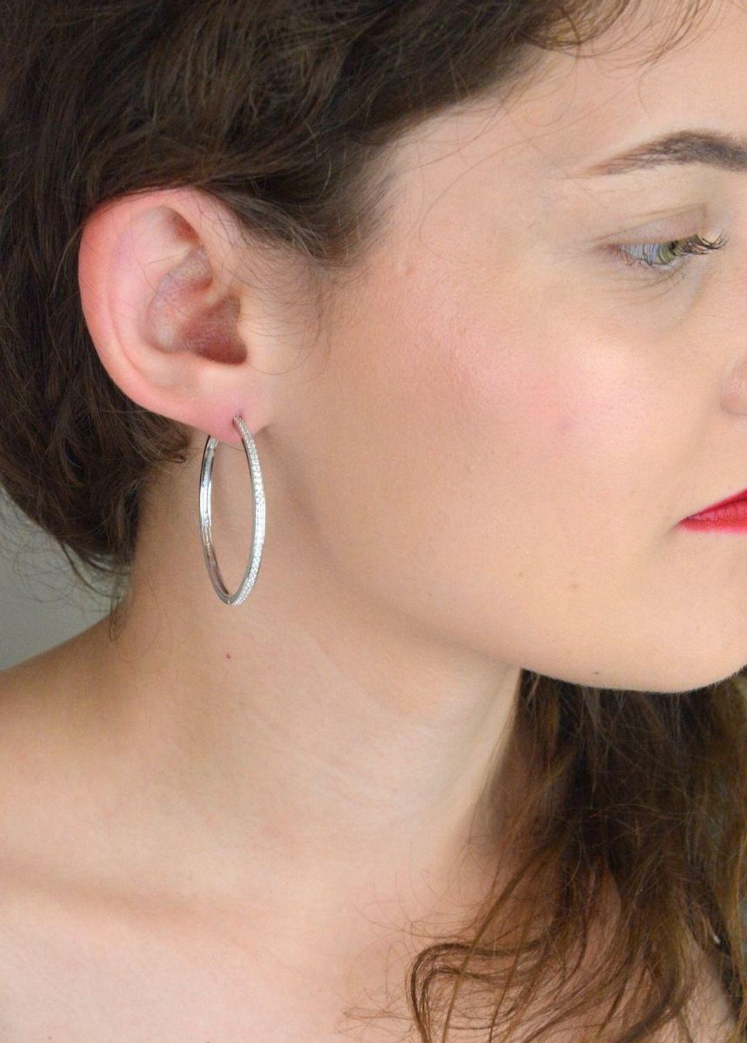 Srebrne kolczyki MINET w formie kwadratowych kół o średnicy 4 cm, ozdobione białymi cyrkoniami. Wykonane z rodowanego srebra 925 – idealne na co dzień i na specjalne okazje.1.jpg