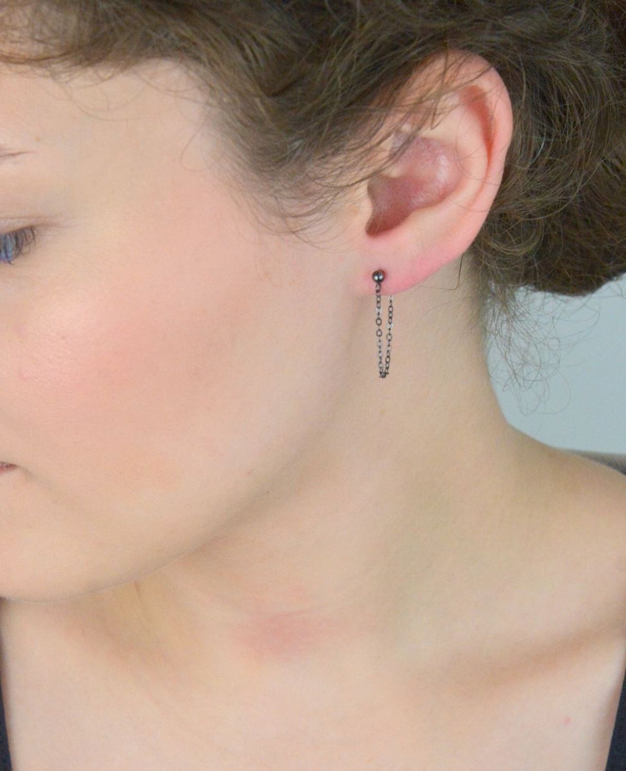 Czarne srebrne kolczyki MINET z łańcuszkiem – nowoczesny design, elegancja i trwałość dzięki pokryciu czarnym rodem. Stylowa biżuteria dla kobiet z charakterem!1.jpg