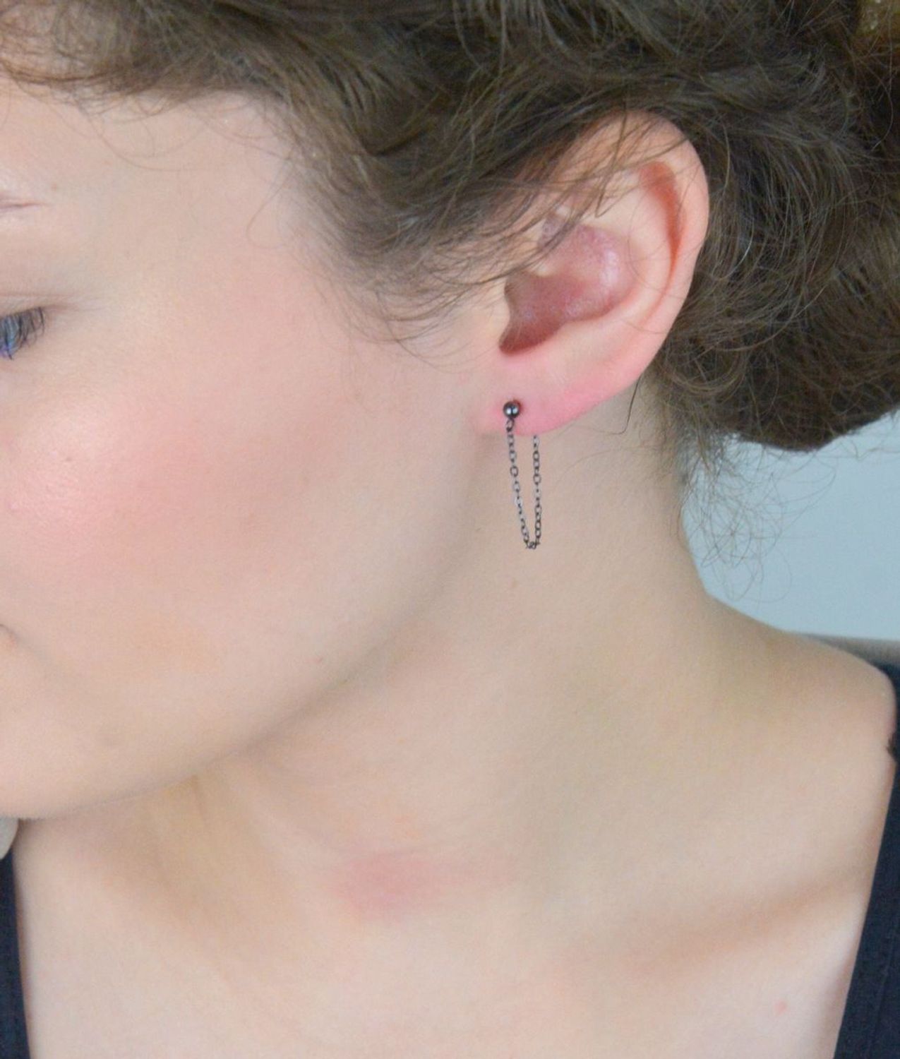 Czarne srebrne kolczyki MINET z łańcuszkiem – nowoczesny design, elegancja i trwałość dzięki pokryciu czarnym rodem. Stylowa biżuteria dla kobiet z charakterem!1.jpg