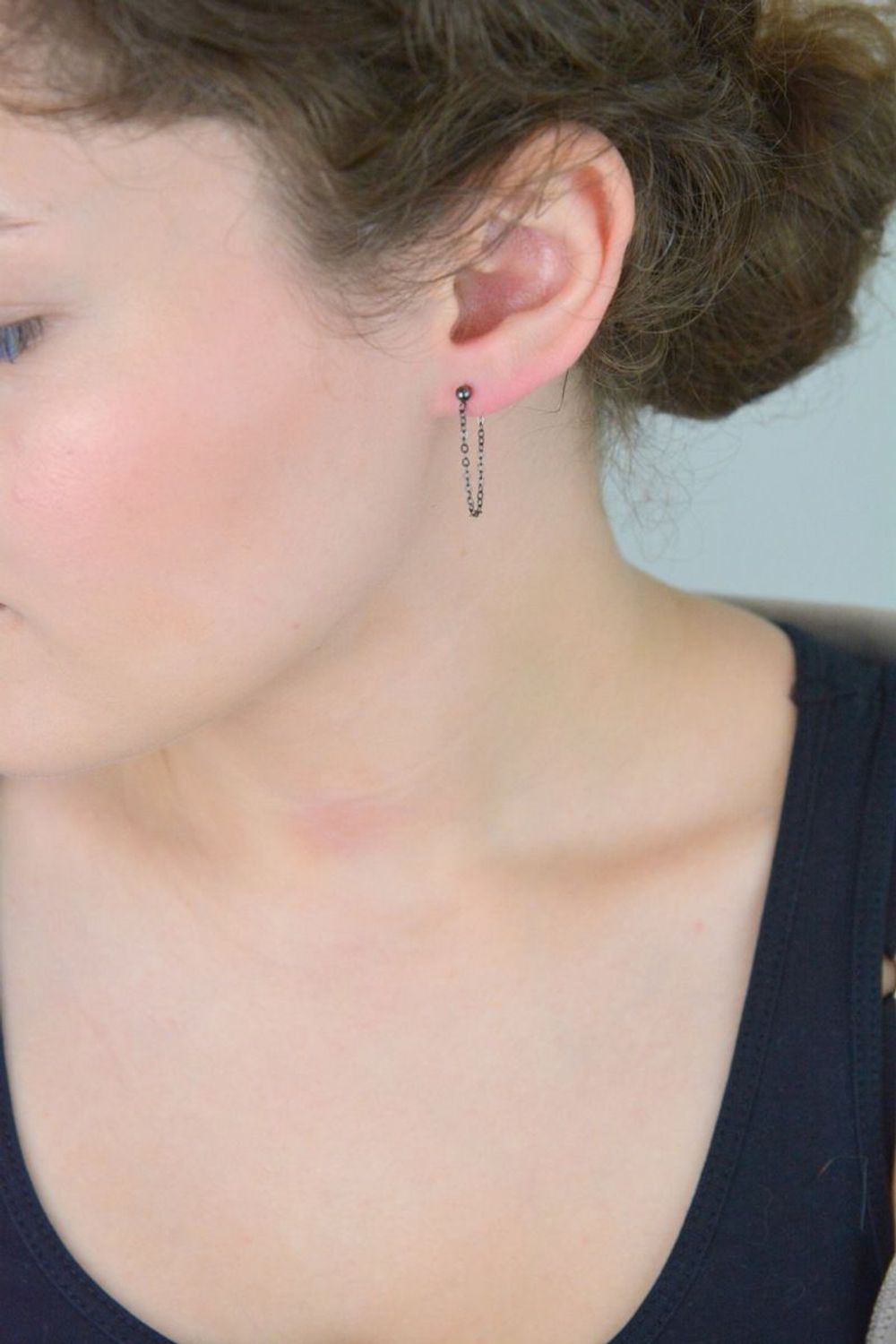 Czarne srebrne kolczyki MINET z łańcuszkiem – nowoczesny design, elegancja i trwałość dzięki pokryciu czarnym rodem. Stylowa biżuteria dla kobiet z charakterem!1.jpg