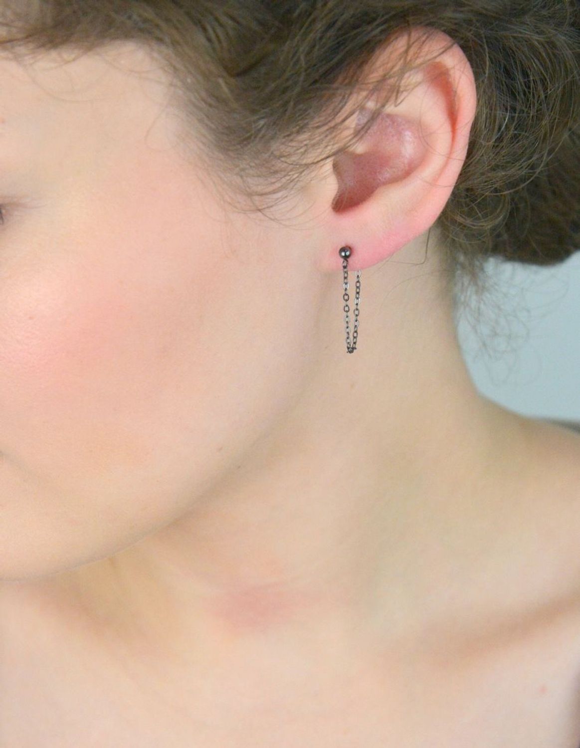 Czarne srebrne kolczyki MINET z łańcuszkiem – nowoczesny design, elegancja i trwałość dzięki pokryciu czarnym rodem. Stylowa biżuteria dla kobiet z charakterem!1.jpg