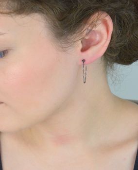 Czarne srebrne kolczyki MINET z łańcuszkiem – nowoczesny design, elegancja i trwałość dzięki pokryciu czarnym rodem. Stylowa biżuteria dla kobiet z charakterem! (1).JPG