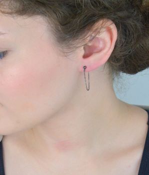 Czarne srebrne kolczyki MINET z łańcuszkiem – nowoczesny design, elegancja i trwałość dzięki pokryciu czarnym rodem. Stylowa biżuteria dla kobiet z charakterem! (2).JPG
