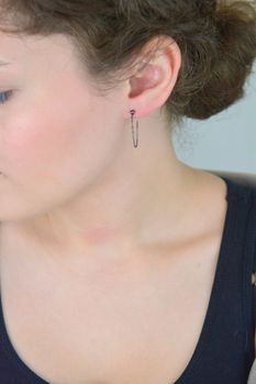 Czarne srebrne kolczyki MINET z łańcuszkiem – nowoczesny design, elegancja i trwałość dzięki pokryciu czarnym rodem. Stylowa biżuteria dla kobiet z charakterem! (3).JPG